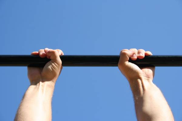 How to prevent callus while doing pull-ups? Is there a pull-up bar