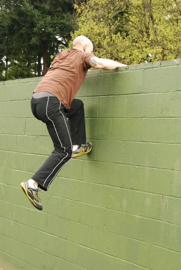 parkour, parkour climb-up, climb-up, parkour climb up, climbing a wall