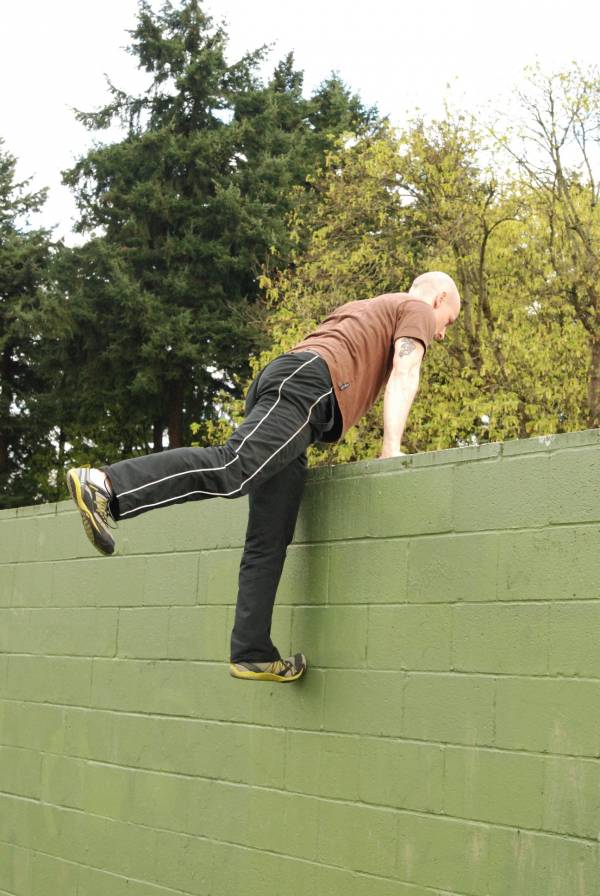 parkour, parkour climb-up, climb-up, parkour climb up, climbing a wall