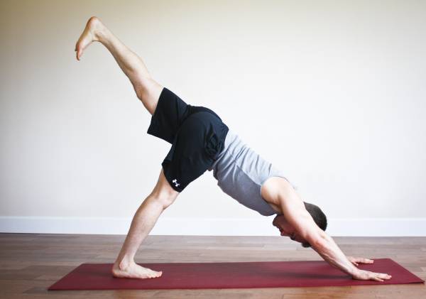 Vetor de Revolved Half Moon Pose. Beautiful girl practice Parivrtta Ardha  Chandrasana. Young attractive woman practicing yoga exercise. working out,  black wearing sportswear, grey pants and top, indoor full do Stock |