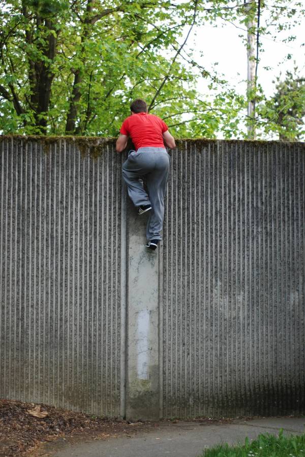 parkour, parkour climb-up, wall run, parkour wall run, climbing a wall