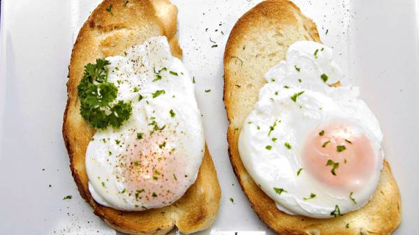 Eggs on toast provide protein and carbs for recovery.