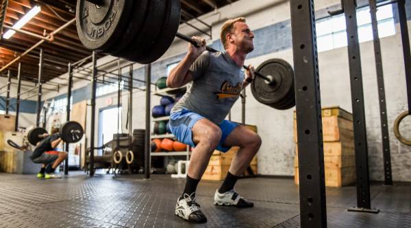 2 athletes doing back squats