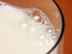 milk, raw milk, dairy consumption, milk and insulin, milk and athletes, paleo