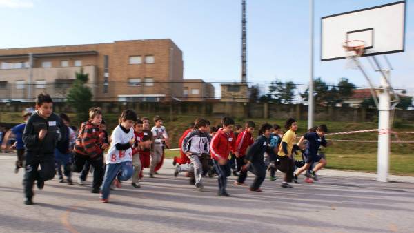 kids running to recess