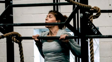 woman doing pull up