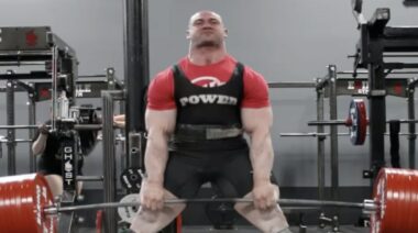 Danny Grigsby pulls off an impressive 915-pound deadlift for two reps in April 2022