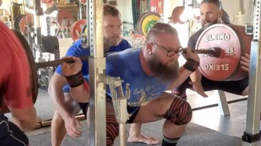 Powerlifter Nicolaas du Preez matches his best-ever squat with a 926-pound lift in early May 2022