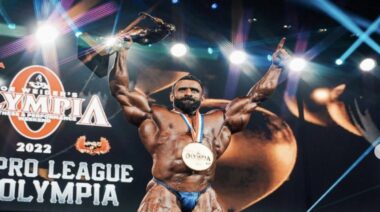 Hadi Choopan celebrating 2022 Olympia win on stage