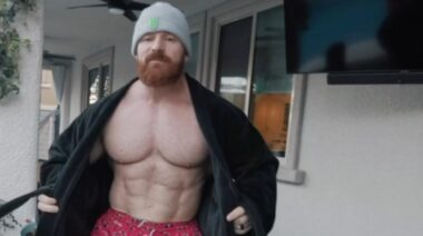 Bodybuilder Flex Lewis showing muscular abs