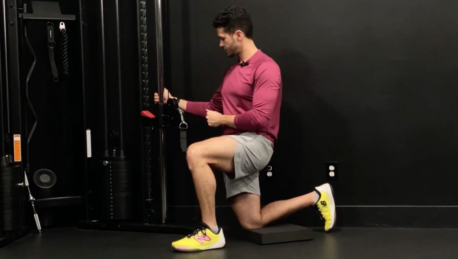 How to Do the Half-Kneeling Pallof Press for Core Strength and Full ...