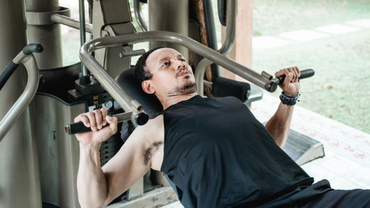 How To Use The Chest Press Machine A Detailed Guide To Build Upper Body Muscle Breaking Muscle