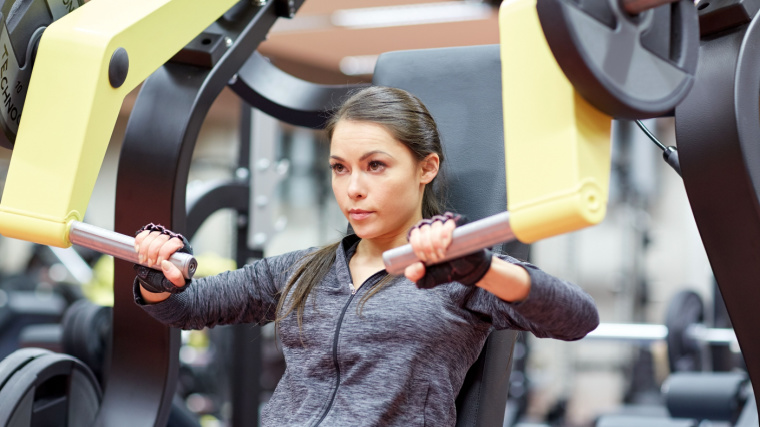 How to Use the Chest Press Machine: A Detailed Guide to Build Upper Body  Muscle - Breaking Muscle