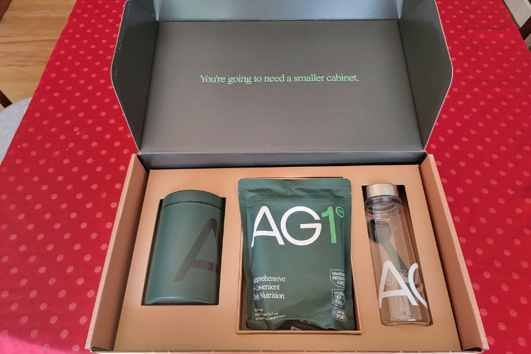 A look at what's inside the Athletic Greens box 